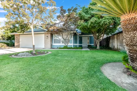 5833 W Paradise Ave, Visalia, CA 93277