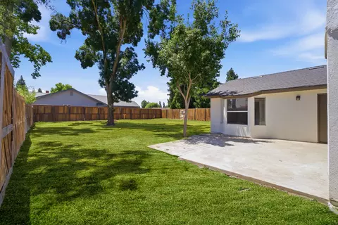 Exterior - 1345 E Vine Ct, Visalia, CA 93292 photo 5 of 8