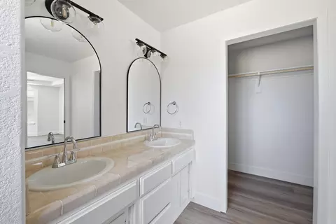Bath - 1345 E Vine Ct, Visalia, CA 93292 photo 3 of 3