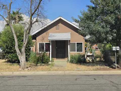 1124 S 1st Ave, Dinuba, CA 93618