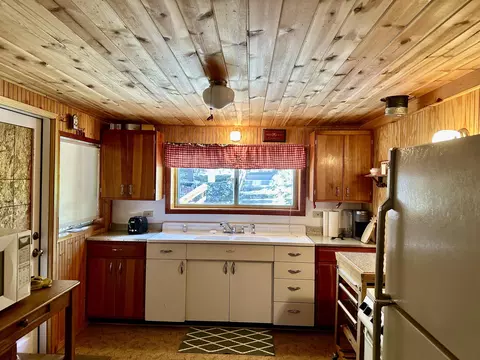 Kitchen - 498 Brook Dr, Springville, CA 93265 photo 1 of 3
