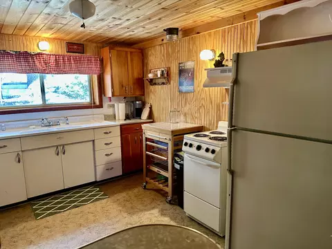 Kitchen - 498 Brook Dr, Springville, CA 93265 photo 2 of 3