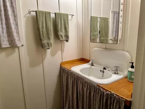 Bath - 498 Brook Dr, Springville, CA 93265 photo 3 of 3