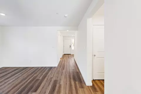 Entry Way - 935 E Cameron Ave, Visalia, CA 93292 photo 6 of 9
