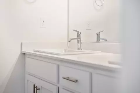 Bath - 935 E Cameron Ave, Visalia, CA 93292 photo 3 of 5
