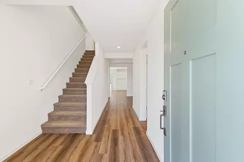Entry Way - 935 E Cameron Ave, Visalia, CA 93292 photo 3 of 9