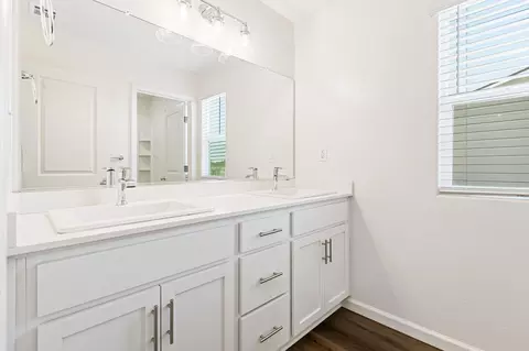 Bath - 935 E Cameron Ave, Visalia, CA 93292 photo 4 of 5