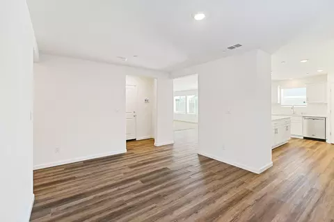 Entry Way - 935 E Cameron Ave, Visalia, CA 93292 photo 5 of 9