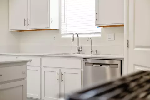 Kitchen - 935 E Cameron Ave, Visalia, CA 93292 photo 4 of 4