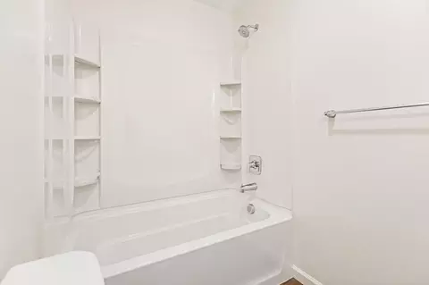 Bath - 935 E Cameron Ave, Visalia, CA 93292 photo 2 of 5