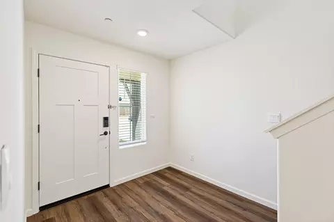 Entry Way - 935 E Cameron Ave, Visalia, CA 93292 photo 4 of 9