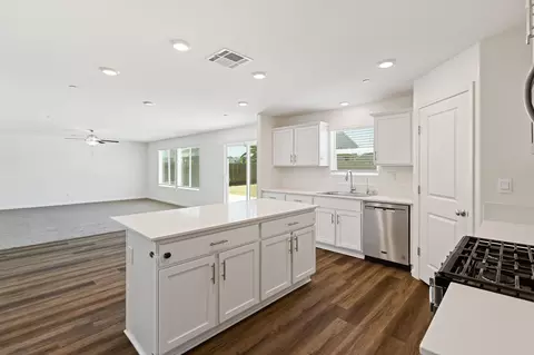 Kitchen - 935 E Cameron Ave, Visalia, CA 93292 photo 3 of 4