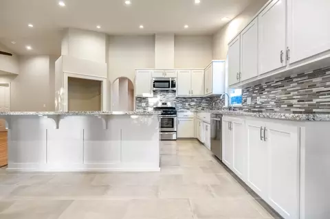 Kitchen - 504 Lone Oak Ct, Exeter, CA 93221 photo 2 of 8