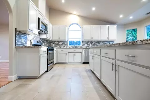 Kitchen - 504 Lone Oak Ct, Exeter, CA 93221 photo 6 of 8