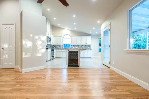 Living - 504 Lone Oak Ct, Exeter, CA 93221 photo 5 of 7