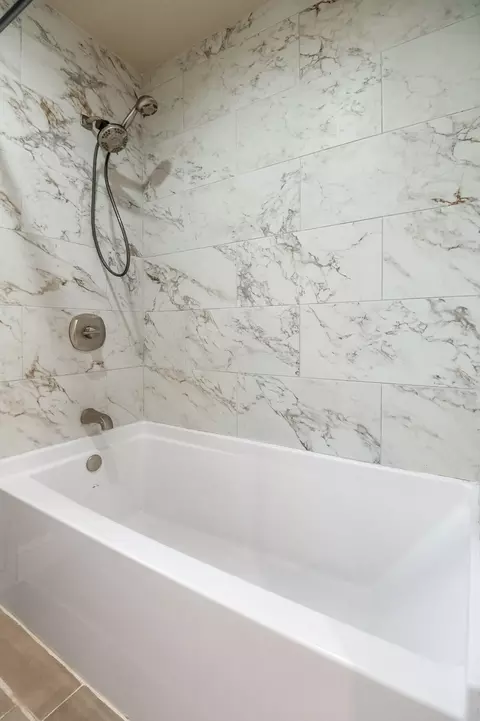 Bath - 504 Lone Oak Ct, Exeter, CA 93221 photo 3 of 4