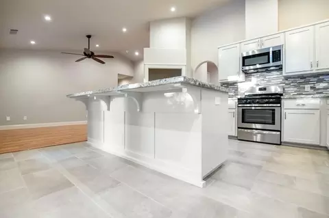 Kitchen - 504 Lone Oak Ct, Exeter, CA 93221 photo 3 of 8