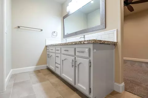 Bath - 504 Lone Oak Ct, Exeter, CA 93221 photo 1 of 4