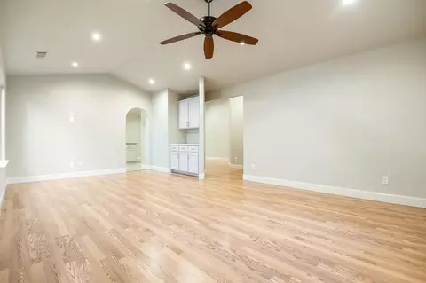 Living - 504 Lone Oak Ct, Exeter, CA 93221 photo 7 of 7