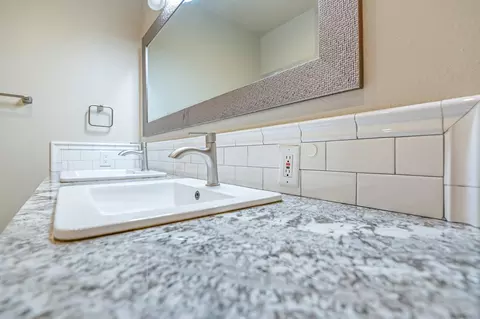 Bath - 504 Lone Oak Ct, Exeter, CA 93221 photo 2 of 4