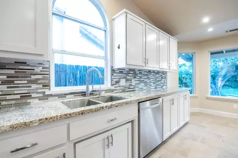 Kitchen - 504 Lone Oak Ct, Exeter, CA 93221 photo 7 of 8