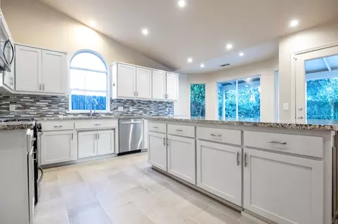 Kitchen - 504 Lone Oak Ct, Exeter, CA 93221 photo 5 of 8