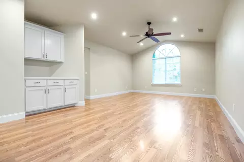 Living - 504 Lone Oak Ct, Exeter, CA 93221 photo 6 of 7