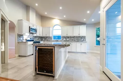 Kitchen - 504 Lone Oak Ct, Exeter, CA 93221 photo 1 of 8