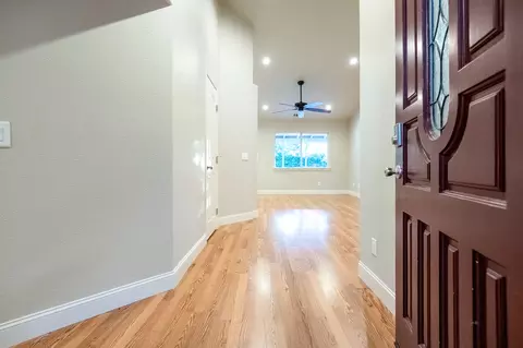 Entry Way - 504 Lone Oak Ct, Exeter, CA 93221 photo 2 of 6