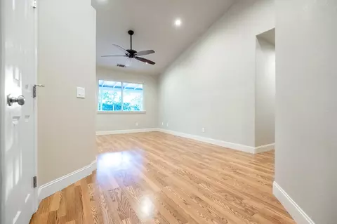 Living - 504 Lone Oak Ct, Exeter, CA 93221 photo 1 of 7