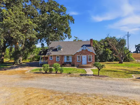 21530 Tiburcio Ave, Laton, CA 93242