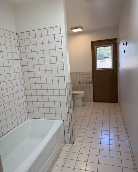 Bath - 8775 Frontier St, Hanford, CA 93230 photo 2 of 2