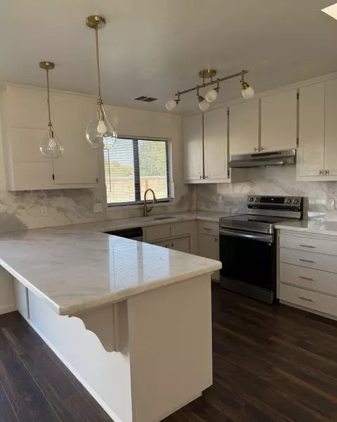 Kitchen - 8775 Frontier St, Hanford, CA 93230 photo 1 of 1