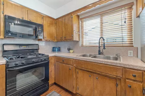 Kitchen - 3113 E Laurel Ave, Visalia, CA 93292 photo 4 of 5