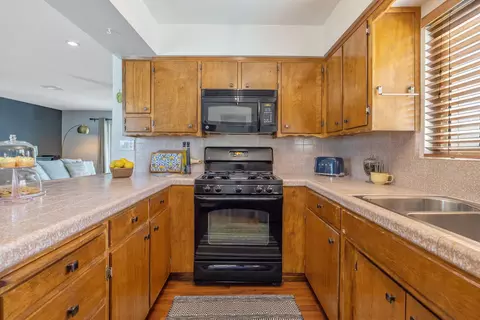 Kitchen - 3113 E Laurel Ave, Visalia, CA 93292 photo 3 of 5