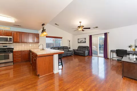 Entry Way - 4304 E Oak Ave, Visalia, CA 93291 photo 2 of 5