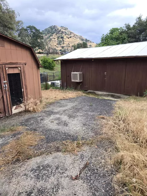 Exterior - 35228 Lenard Rd, Springville, CA 93265 photo 5 of 5