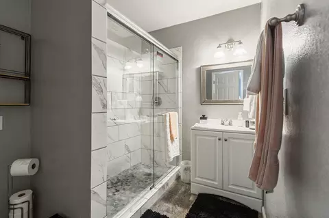 Bath - 621 E Laurel Ave, Visalia, CA 93292 photo 1 of 6
