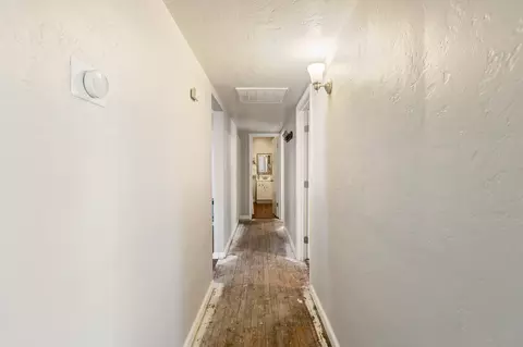 Entry Way - 621 E Laurel Ave, Visalia, CA 93292 photo 2 of 3