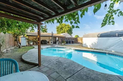 Exterior - 621 E Laurel Ave, Visalia, CA 93292 photo 6 of 8