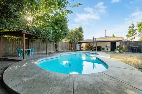 Exterior - 621 E Laurel Ave, Visalia, CA 93292 photo 7 of 8