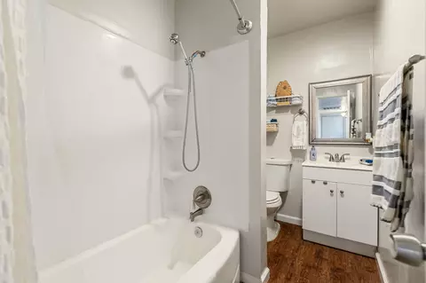 Bath - 621 E Laurel Ave, Visalia, CA 93292 photo 5 of 6