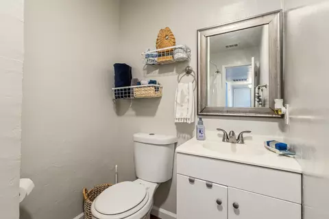 Bath - 621 E Laurel Ave, Visalia, CA 93292 photo 6 of 6