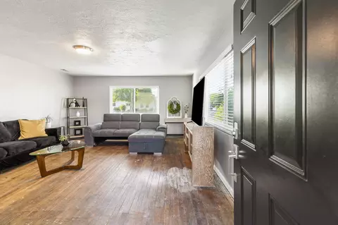 Entry Way - 621 E Laurel Ave, Visalia, CA 93292 photo 1 of 3