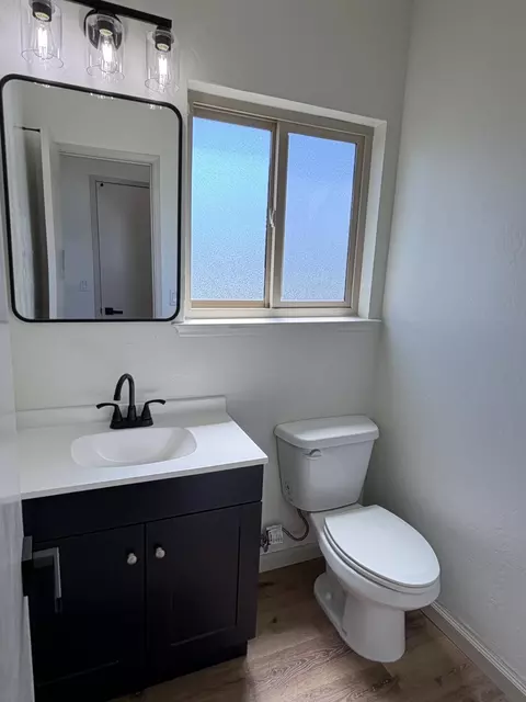 Bath - 129 Vine St, Lemoore, CA 93245 photo 5 of 5
