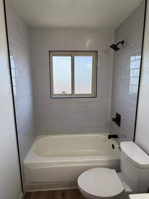 Bath - 129 Vine St, Lemoore, CA 93245 photo 2 of 5