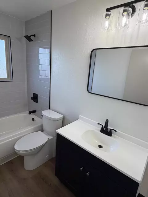 Bath - 129 Vine St, Lemoore, CA 93245 photo 1 of 5