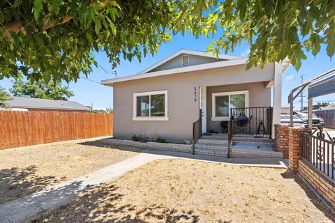1678 E Foster Dr, Tulare, CA 93274