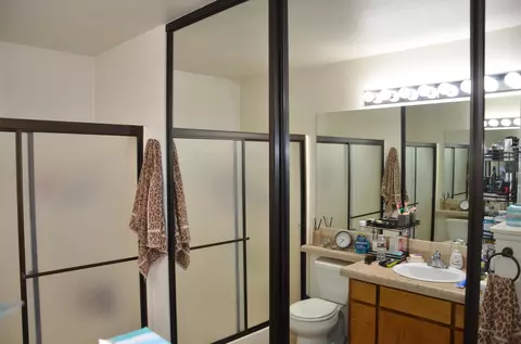 Bath - 1615 E Castlecrest Ave, Visalia, CA 93292 photo 3 of 3