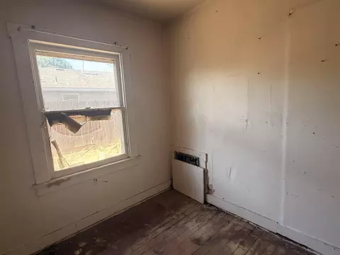 Bedroom - 32947 Hawthorne Rd, Ivanhoe, CA 93235 photo 5 of 6